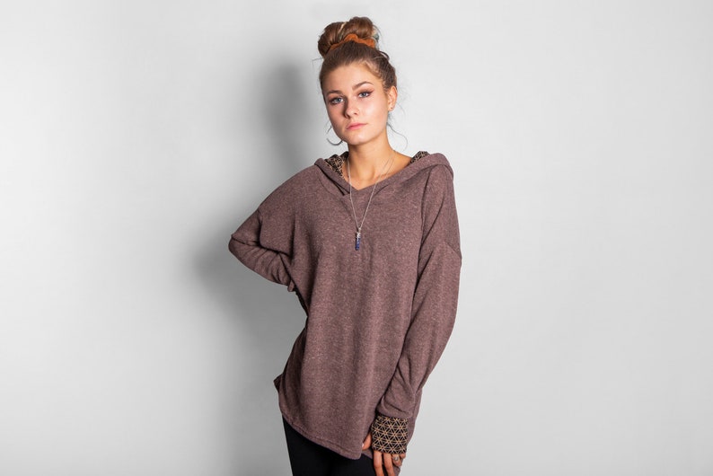 pull long en maille avec capuche à motif et trous pour les pouces en marron image 3