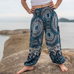 sarouel blanc bleu avec motif mandala pour enfant, pantalon enfant, pantalon d'été aéré pour enfant image 6