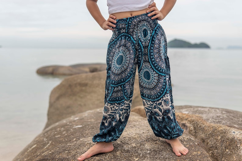 sarouel blanc bleu avec motif mandala pour enfant, pantalon enfant, pantalon d'été aéré pour enfant image 6