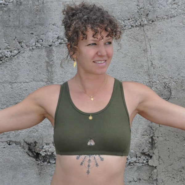 Yoga Top mit detailliertem Rückenmuster in olive