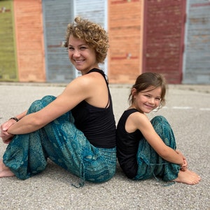 türkise Pluderhose mit filigranem Muster für Kinder, Kinderhose, luftige Sommerhose für Kinder Bild 9