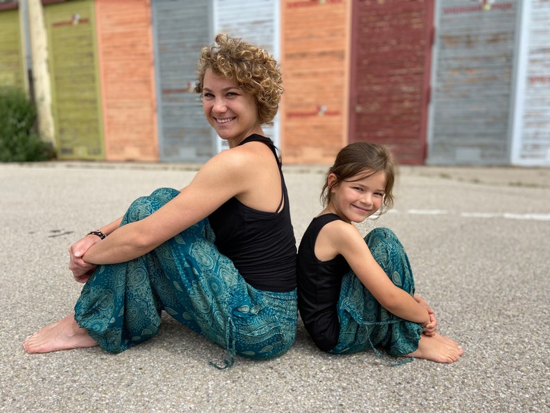 türkise Pluderhose mit filigranem Muster für Kinder, Kinderhose, luftige Sommerhose für Kinder Bild 9