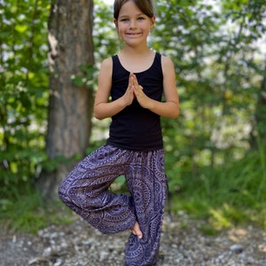 dunkelblaue Pluderhose mit filigranem Muster für Kinder Bild 2