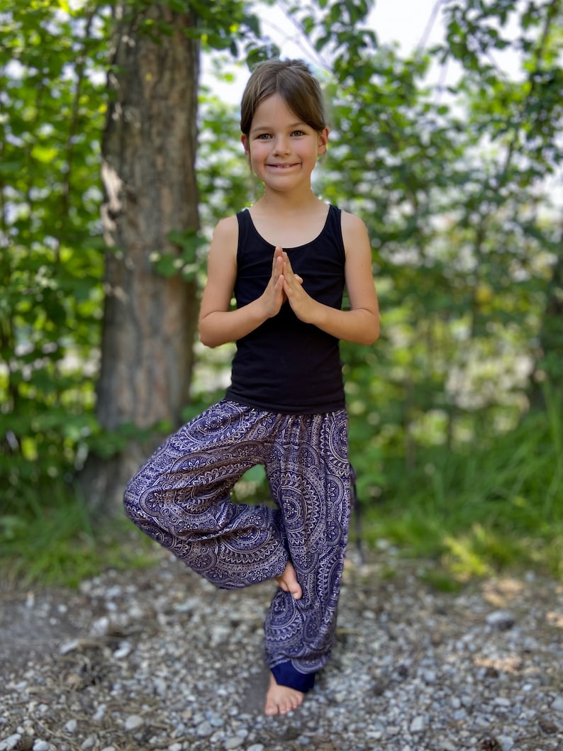 dunkelblaue Pluderhose mit filigranem Muster für Kinder Bild 2