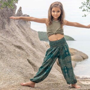 türkise Pluderhose mit filigranem Muster für Kinder, Kinderhose, luftige Sommerhose für Kinder Bild 3