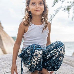 sarouel blanc bleu avec motif mandala pour enfant, pantalon enfant, pantalon d'été aéré pour enfant image 3