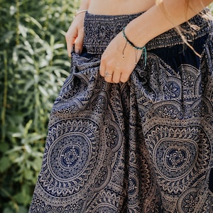 Pantalones bombachos aireados con estampado de mandala en azul oscuro con bolsillos imagen 9