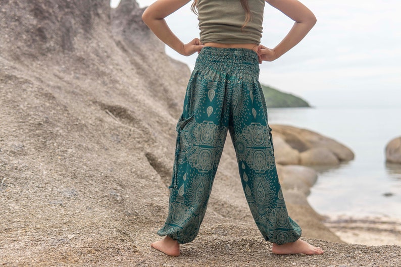 türkise Pluderhose mit filigranem Muster für Kinder, Kinderhose, luftige Sommerhose für Kinder Bild 5