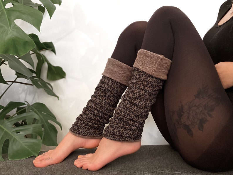 reversible legwarmers in brown, leg warmers, Yoga legwarmers mit dunklem Print