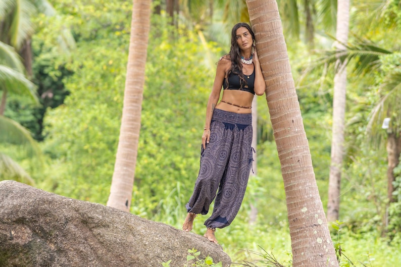 Pantalones bombachos aireados con estampado de mandala en azul oscuro con bolsillos imagen 2