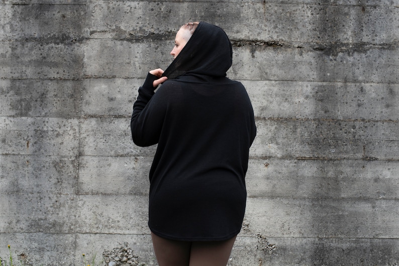 PLUS SIZE, langer einfarbiger Strickpulli mit grosser Kapuze und Daumenlöchern in schwarz Bild 5