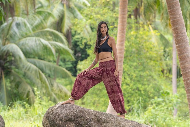 luftige Pluderhose filigran gemustert in rot mit Taschen Bild 4