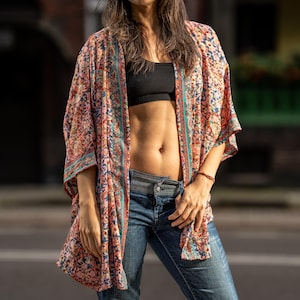 grijze, roze, rode, veelkleurige kimono met patroon, blouse, omslagdoek, lichte jas