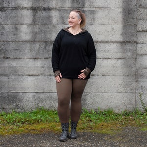 PLUS SIZE, langer Strickpulli mit gemusterter Kapuze und Daumenlöchern in schwarz Bild 7