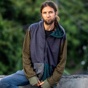 Patchwork Kapuzenpullover mit Blumenmuster, Daumenlöchern und Kapuze für Männer