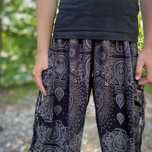 sarouel noir au motif délicat pour enfant, pantalon enfant, pantalon d'été aéré pour enfant image 8