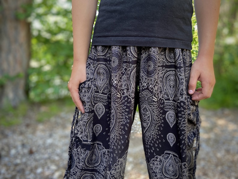 black kids pants with two pockets image 8