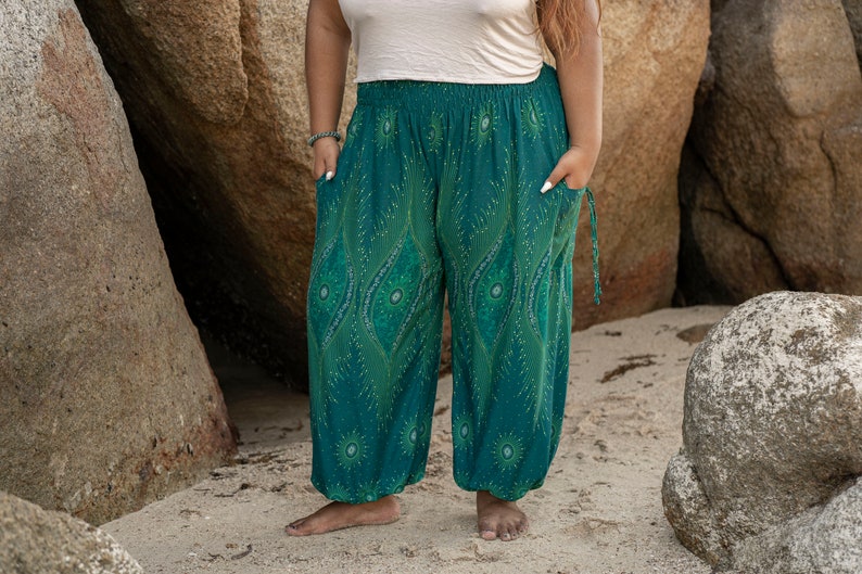 PLUS SIZE luftige Pluderhose mit Pfauenmuster in türkis mit Taschen, XXL, große Größe Bild 2