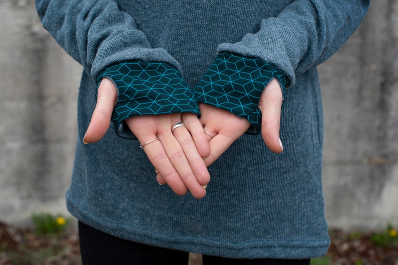 gemütlicher Strickpullover in blau mit gemusterten Ärmelbündchen und Daumenlöchern, Rundhalsausschnitt Bild 2