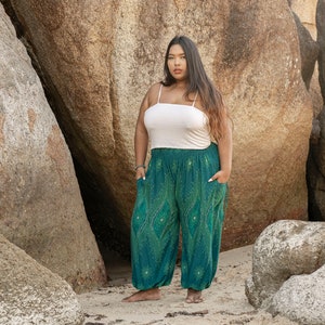 PLUS SIZE luftige Pluderhose mit Pfauenmuster in türkis mit Taschen, XXL, große Größe Bild 1