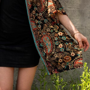 kimono negro con estampado de colores, blusa, bata y chaqueta ligera imagen 6