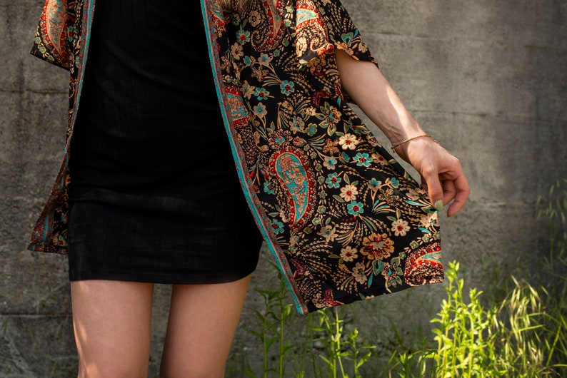 kimono negro con estampado de colores, blusa, bata y chaqueta ligera imagen 6