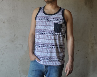 Tanktop mit geometrischem Muster für Männer mit Brusttasche in weiß/blau/rosa/