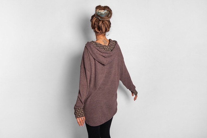 pull long en maille avec capuche à motif et trous pour les pouces en marron image 8