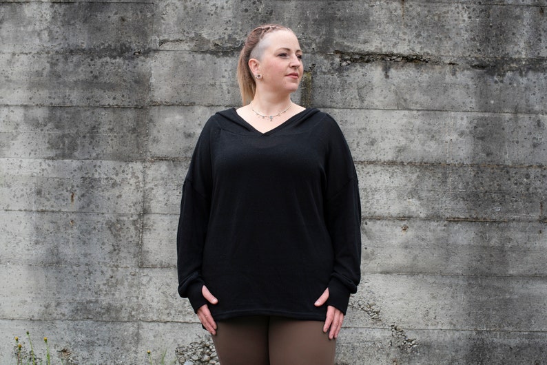 PLUS SIZE, langer einfarbiger Strickpulli mit grosser Kapuze und Daumenlöchern in schwarz Bild 2