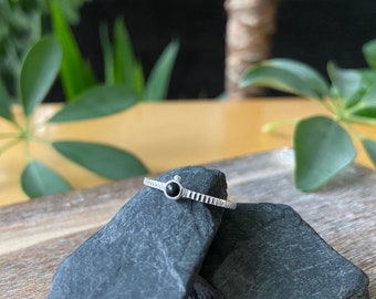 Sierlijke zilveren ring met kleine steen en kraaltjes