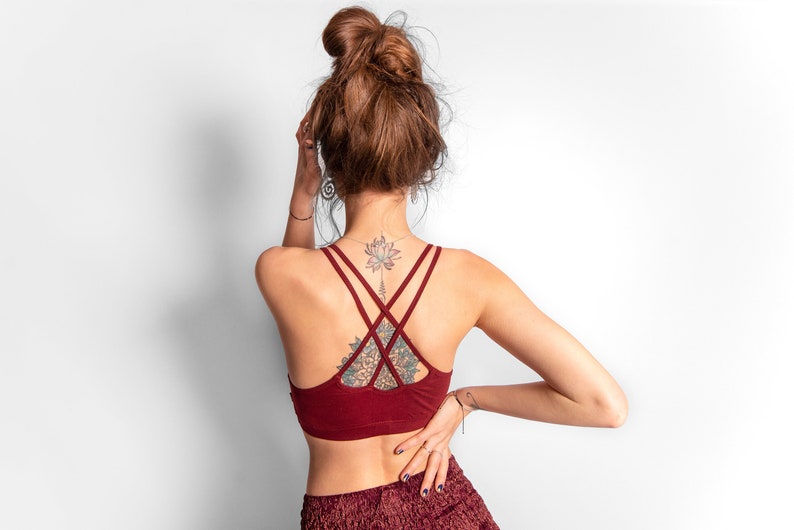 Yoga Top mit detailliertem Rückenmuster, bedruckt mit dem Muster der Lebensblume, rot Bild 3