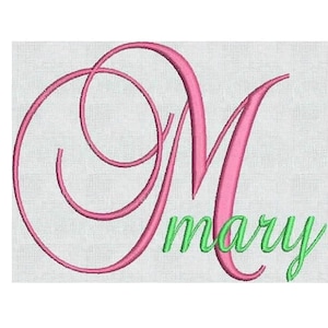 Peut inclure: Un motif de broderie présentant une grande lettre M cursive rose stylisée avec une boucle décorative. Le prénom mary est brodé dans une police cursive verte plus petite, positionnée à droite de la grande lettre M sur un fond en tissu blanc.