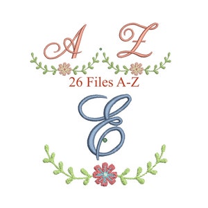 Könnte beinhalten: Ein Set mit 26 Stickdateien mit floralen Kränzen und Buchstaben von A bis Z. Die Buchstaben sind in einer kursivschriftlichen Schriftart und sind rosa und blau. Die Kränze sind grün mit rosa und blauen Blumen.
