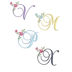 Puede incluir: Cuatro letras bordadas V, M, P y X en una fuente cursiva. La letra V es morada con rosas rosas, M es amarilla con flores azul claro, P es azul claro con rosas rosas y X es gris oscuro con rosas rosas y hojas verdes.