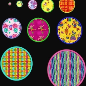 Puede incluir: Nueve parches redondos de tela coloridos con diferentes patrones. Los parches están sobre un fondo negro. Los patrones incluyen una mariposa, un pájaro, un gato, un corazón, un patrón a cuadros, un patrón a rayas y un patrón caprichoso con un pájaro, un gato, una casa y un bolso.