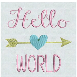 Puede incluir: Texto bordado en rosa "Hello World" con un corazón azul claro y una flecha dorada en el centro.
