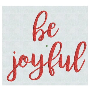 Puede incluir: Texto bordado en rojo sobre un fondo de tela blanco que dice "be joyful".