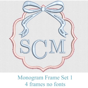 Può includere: Un disegno da ricamo con un fiocco azzurro centrato sopra una cornice rosa smerlata. Le lettere SCM sono ricamate in azzurro all'interno della cornice. Sotto il disegno, il testo recita Monogram Frame Set 1 4 frames no fonts.