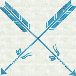 Puede incluir: Dos flechas azules con plumas decorativas se cruzan en el centro. Las flechas apuntan en direcciones opuestas.