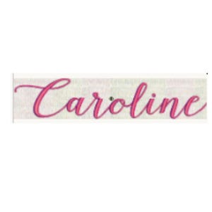 Peut inclure: Une étiquette rectangulaire en tissu blanc portant le prénom Caroline brodé dans une police cursive rose vif. Les lettres présentent un contour rose foncé, créant un effet de relief sur le fond clair et texturé de l'étiquette en tissu.