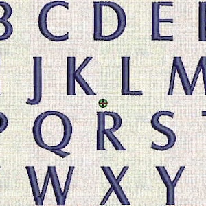 Op de afbeelding: Geborduurd alfabet in hoofdletters, van A tot Z, in een schreeflettertype. De letters zijn donkerblauw en geborduurd op een lichtbeige stof. Geschikt voor handwerkprojecten en personalisatie.