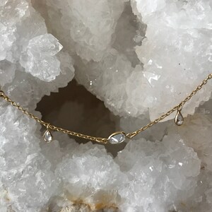 Gargantilha com sobreposição de pó de estrelas em ouro 24k: colar delicado com zircônia cúbica