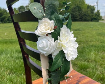 Krämvita och vita rosdahliablommor