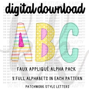 Op de afbeelding: Een digitale download van drie volledige alfabetten in een patchwork-stijl. De letters zijn in drie verschillende kleuren en patronen: regenboogstrepen, geel met roze stippen en lichtblauw met witte stippen. De tekst "Faux Appliqué Alpha Pack" en "3 Volledige Alfabeti in Elk Patroon" is in de afbeelding opgenomen.