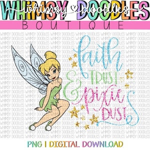 以下が含まれることがあります： ティンカーベルと「Faith, Trust, and Pixie Dust」の文字が描かれたデジタルダウンロードグラフィック。 デザインは、気まぐれなフォントと金色の星のアクセントで、「Whimsy Doodles」の繰り返しパターンを背景にしています。