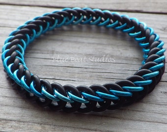 Stretchy rubber chainmaille bracelet in turquoise blue anodized aluminum and black rubber