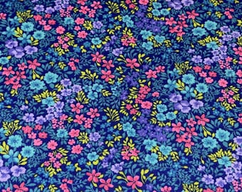 Tela floral con flores y enredaderas moradas, 100% algodón