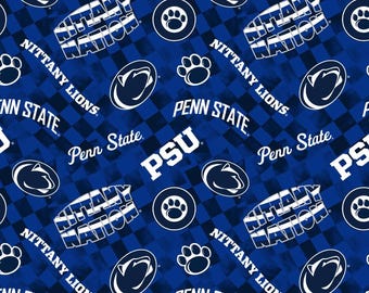 Könnte beinhalten: Ein blauer Stoff mit einem sich wiederholenden Muster, das das Logo der Penn State Nittany Lions, den Text Nittany Nation, Penn State und PSU sowie Pfotenabdruck-Symbole auf einem dunkelblauen und königsblauen karierten Hintergrund zeigt.