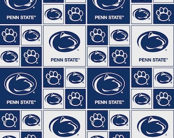 Könnte beinhalten: Ein Stoff mit wiederholtem Muster, das das Penn State Nittany Lion Logo und Pfotenabdrücke in Marineblau und Weiß zeigt. Das Design besteht aus abwechselnden quadratischen Blöcken, die entweder das Löwenkopf-Logo mit dem Text PENN STATE enthalten.