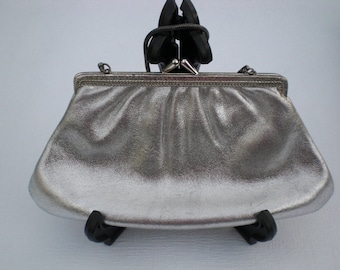 Clutch de cuero de plata vintage con cierre. Bolso de plata de los años 60.Navidad, Rock and Roll